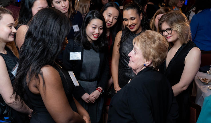 Madeleine K. Albright ' 59 MKA在闭幕晚宴对话中被2020年奥尔布赖特奖获得者包围。